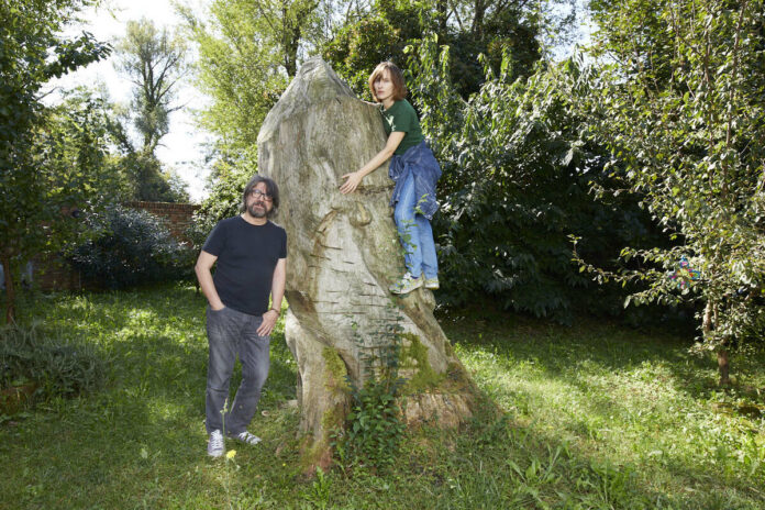 Joe Schievano e Maria Roveran accanto a un albero, protagonisti di Anguane a Padova