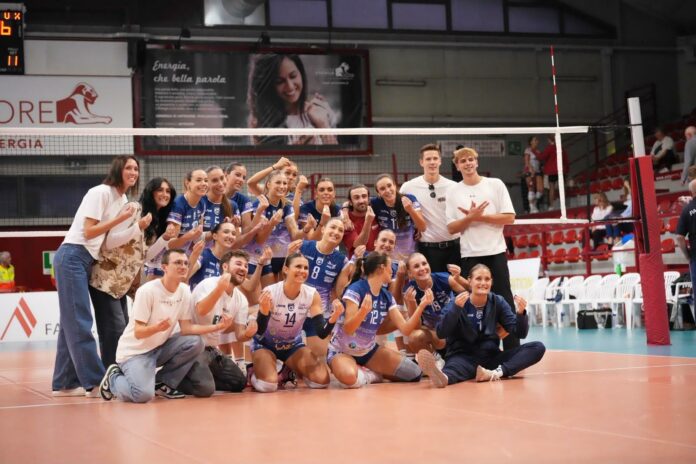 Banca Annia Padova Women, squadra e staff festeggiano in campo dopo la partita con Ravenna