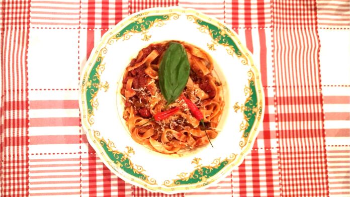 Un piatto di pasta al pomodoro con basilico, immagine della Spaghetti Diplomacy