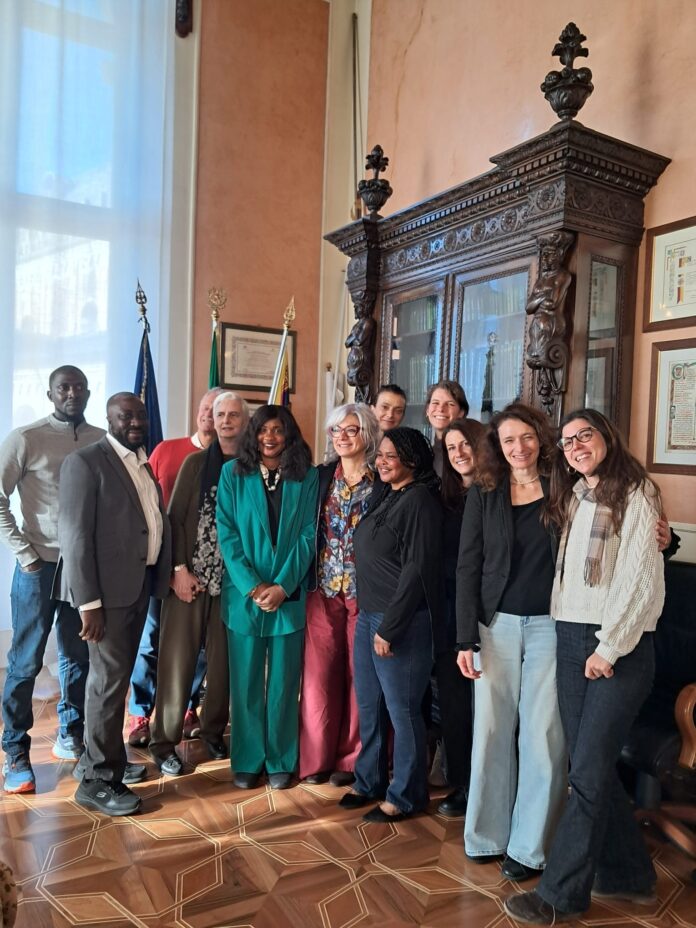 ass.Colonnello con delegazione Gambia (1) Margherita Colonnello insieme alla delegazione gambiana durante l’incontro a Padova dedicato all’affido familiare.