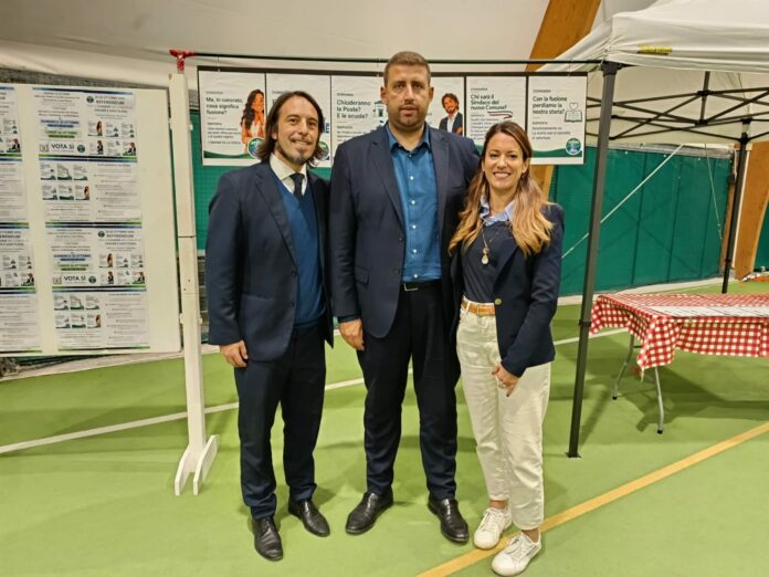 Referendum Atesia, Daniele Canella con i rappresentanti dei Comuni in una fotografia precedente al voto