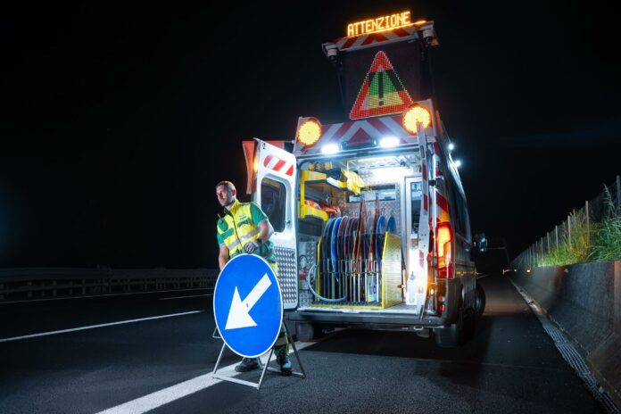 Ausiliario CAV con segnale di deviazione e mezzo di servizio: incidente sul Passante