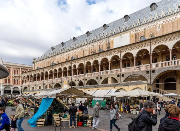 Pos nei mercati di Padova, bancarelle in Piazza delle Erbe.