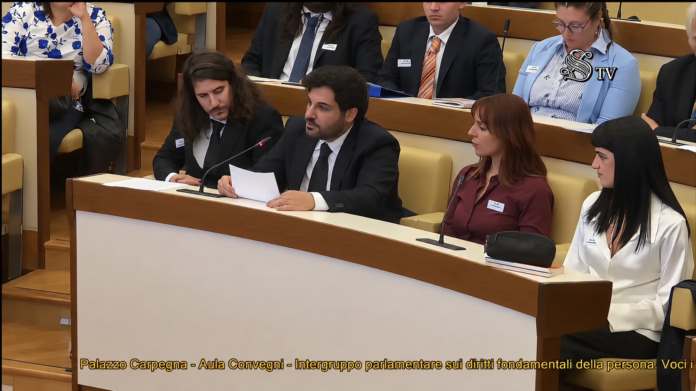 borrata-schermata Mario Borrata al microfono durante un incontro dell’Intergruppo parlamentare sui diritti fondamentali della persona