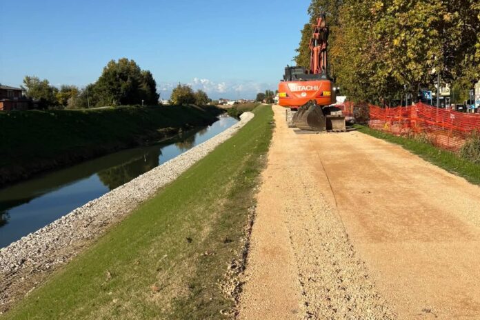 Argine del Muson alla Castagnara, con scogliera di protezione e mezzi di cantiere