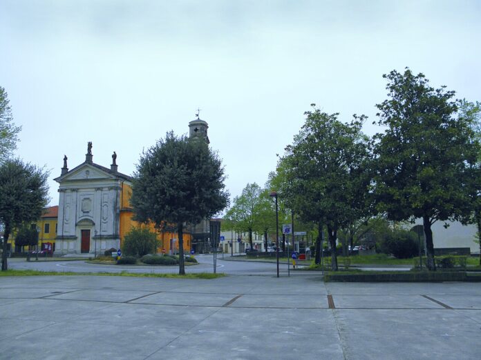 Open Day vaccinale a Cadoneghe: veduta di via Garibaldi e della chiesa di Sant’Andrea, foto d’archivio