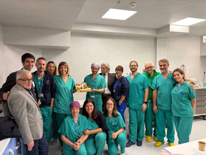 Centro I.D.E.A. del Policlinico Abano, foto di gruppo con personale sanitario e torta per il primo anno