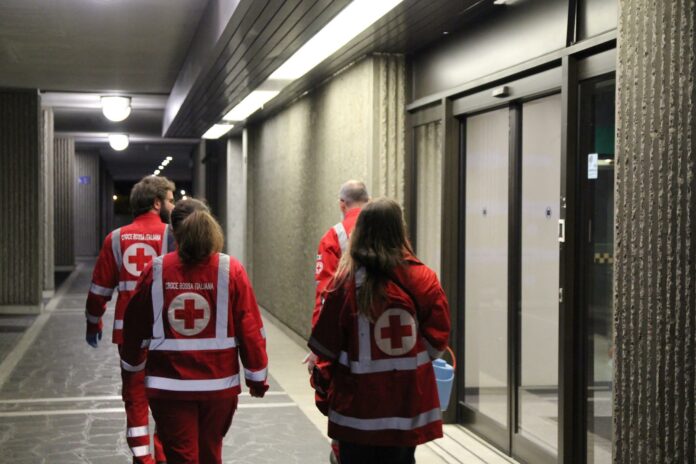 Notte senza dimora: volontari della Croce Rossa di Padova durante un servizio della Squadra itinerante