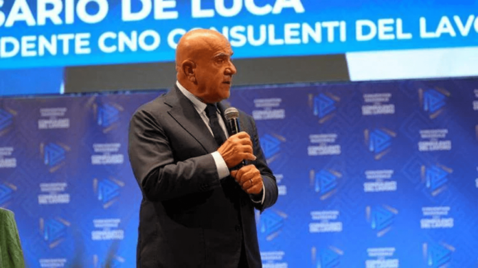 Rosario De Luca durante un intervento dei Consulenti del lavoro, foto d’archivio