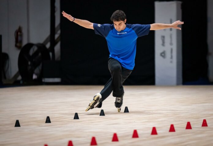 Lorenzo Demuru esegue un passaggio fra i coni durante la gara di Inline Freestyle ad Asunción