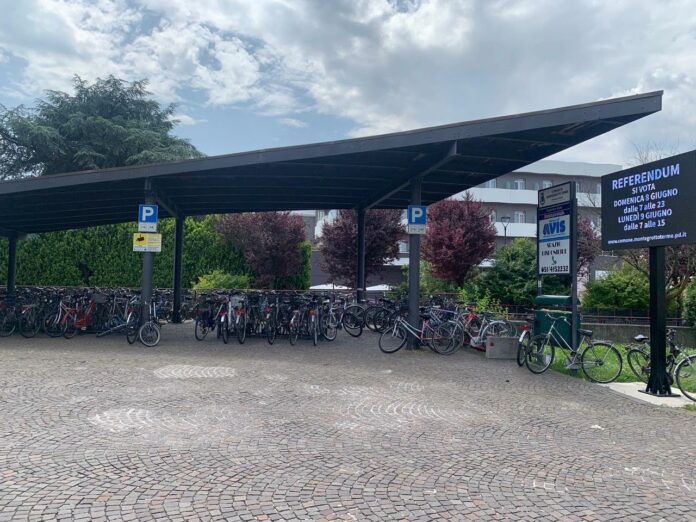Bici abbandonate a Montegrotto Terme, area di sosta delle biciclette in piazzale Stazione: foto d’archivio