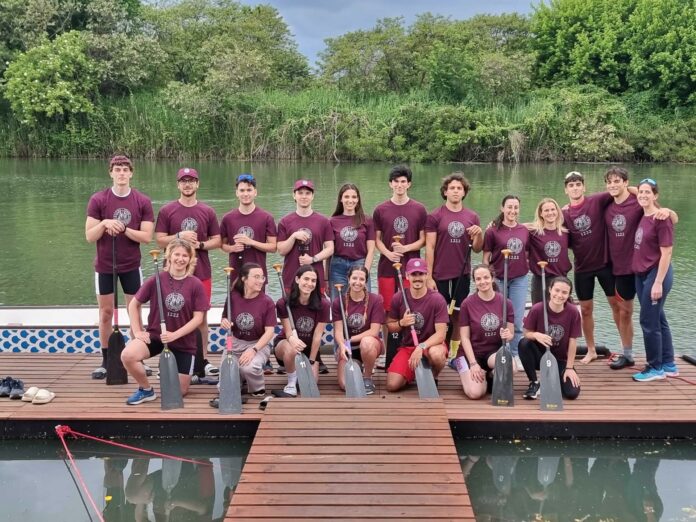 Dragon boat universitario: il Team dell’Università di Padova riunito sul pontile con le pagaie