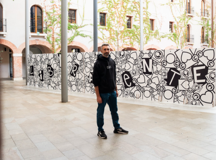 LiberaMente a Mestre: pannelli illustrati in bianco e nero al Chiostro M9