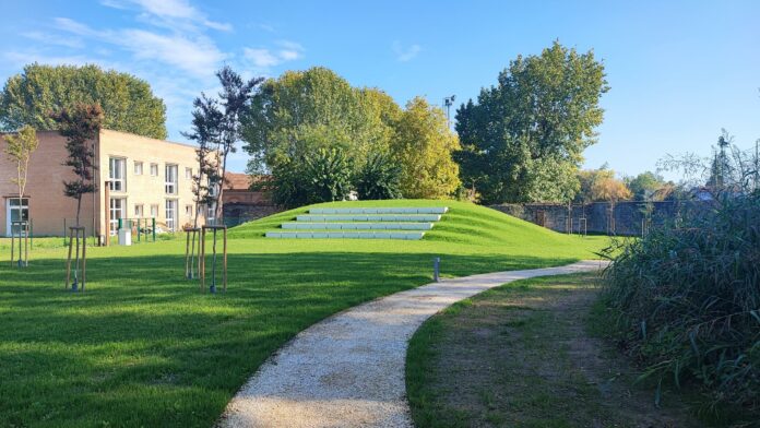 Parco Contarini a Este, percorso pedonale e anfiteatro nel giardino riqualificato