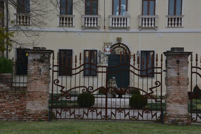Giornate FAI Padova: facciata e cancello di Villa Pocchini Pacchiarotti Zemella alla Mandria