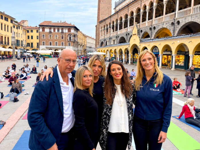 Foto di gruppo in Piazza della Frutta durante l’evento di yoga in piazza a Padova