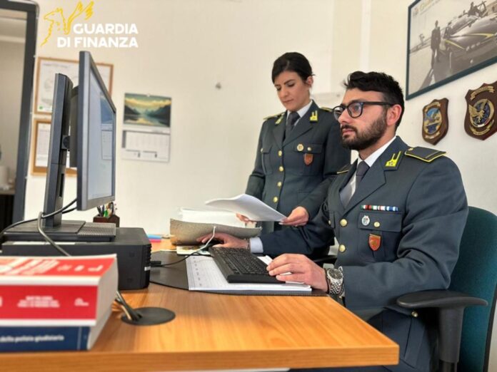 Due finanzieri al computer durante i controlli sui creator a Padova