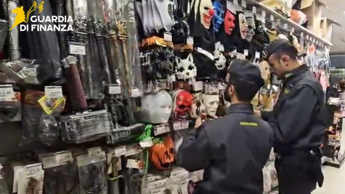 Halloween nel Padovano: finanzieri controllano maschere e decorazioni sugli scaffali di un negozio