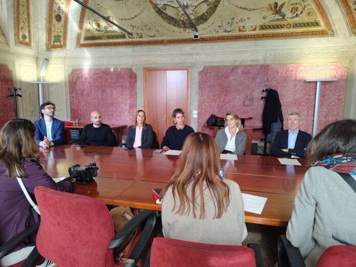 Incontro di presentazione dell’indagine sugli anziani soli a Padova nella sala di una sede istituzionale.