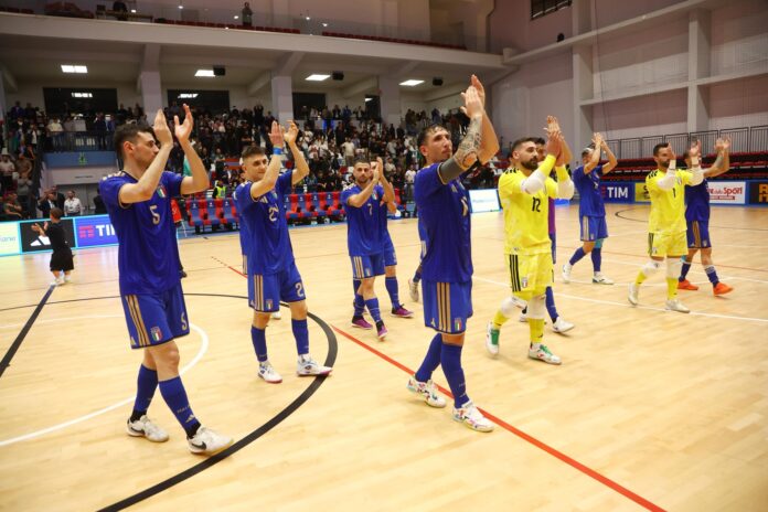 I giocatori della Nazionale futsal italiana salutano il pubblico dopo un incontro