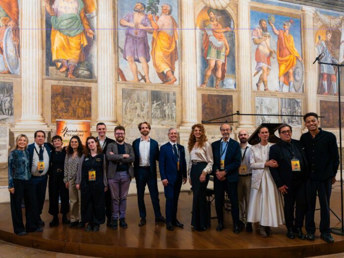 lo staff del Cristofori Staff del Festival Cristofori riunito in una sala affrescata, foto d’archivio
