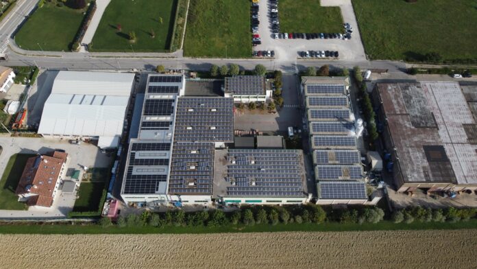 Morocolor Italia, veduta aerea degli edifici industriali con pannelli fotovoltaici sui tetti