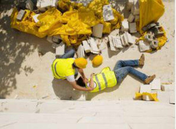 Morti sul lavoro: immagine d’archivio di un lavoratore che soccorre un collega in un cantiere
