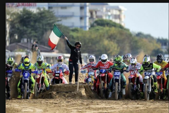 Bibione Sand Storm, partenza delle moto sulla spiaggia in una precedente edizione