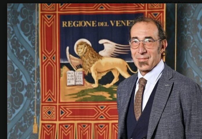 ZES Veneto orientale: il consigliere Flavio Baldan davanti al gonfalone regionale