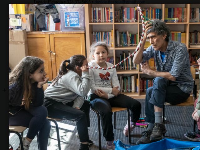 Giocattoli a Padova: Roberto Papetti mostra un giocattolo ai bambini in una scena del documentario