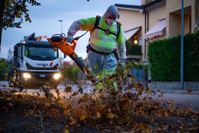 Operatore al lavoro nella pulizia stradale, immagine d’archivio per lo sciopero AcegasApsAmga