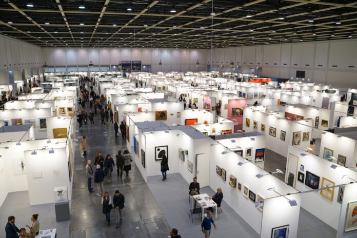 Stand e visitatori in una precedente edizione della fiera ArtePadova, in vista di ArtePadova 2026