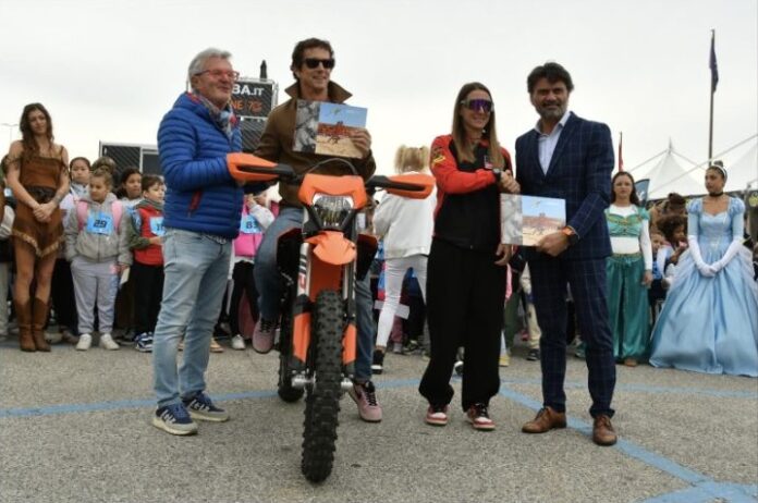 Vanni Oddera e Kiara Fontanesi con i partecipanti alla Baby Run di Bibione