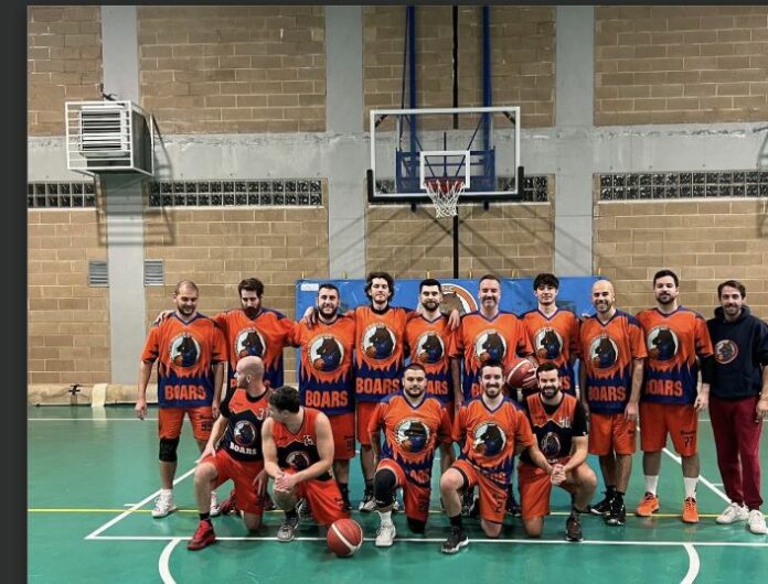 Basket a Baone: la squadra dei Boars posa sul campo della palestra