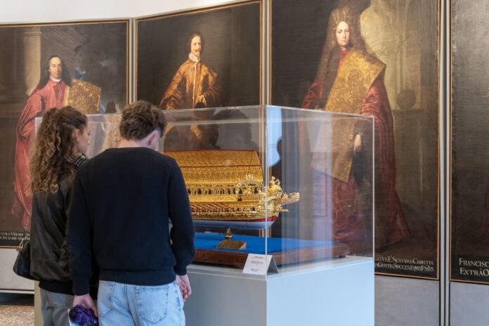 Museo Correr Venezia: visitatori nella sala 9 davanti ai ritratti storici
