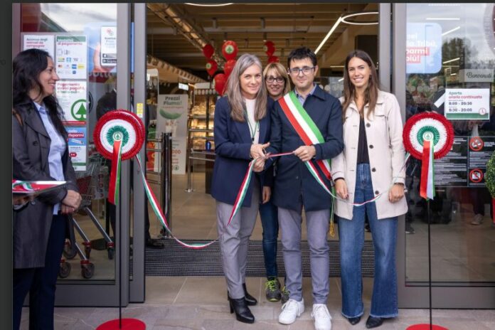 Despar a Due Carrare: il sindaco Davide Moro al taglio del nastro in via Roma