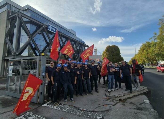 Sciopero Kone Padova, lavoratori e bandiere Fiom davanti alla sede