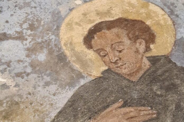 Dettaglio del dipinto di Sant’Antonio nell’oratorio di Carpanedo con lacune della superficie pittorica