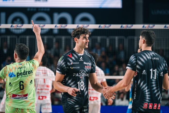 Giocatori di Pallavolo Padova in campo prima della trasferta di Padova a Civitanova