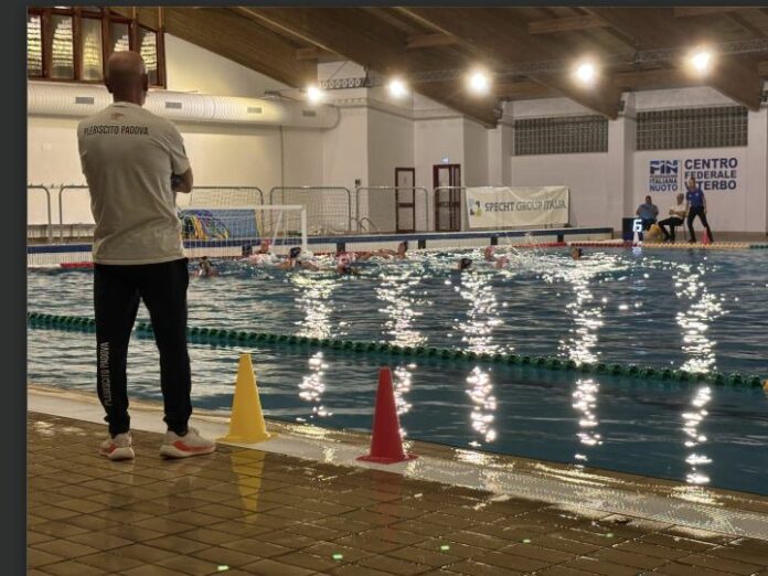 Plebiscito Padova in acqua contro il Nautilus, con il tecnico a bordo vasca