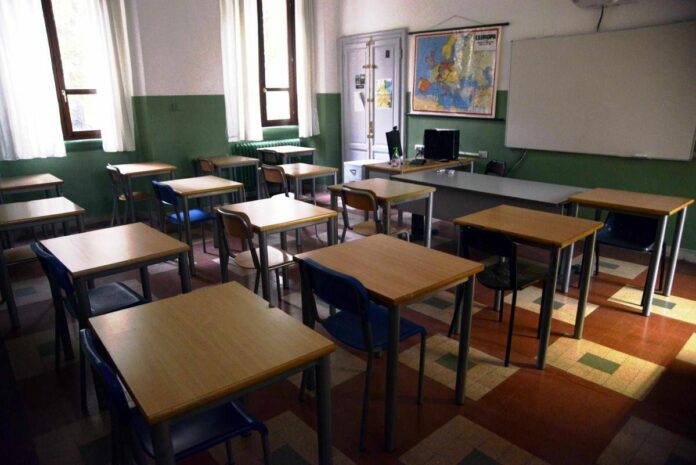 Aula con banchi e lavagna, immagine d’archivio per i progetti scolastici AcegasApsAmga