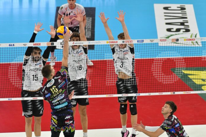 Il muro di Pallavolo Padova contro Perugia al PalaBarton il 28 ottobre 2026
