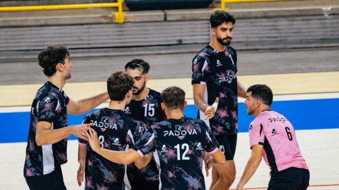 Padova Verona: i giocatori bianconeri durante il test precampionato al Pala Magis
