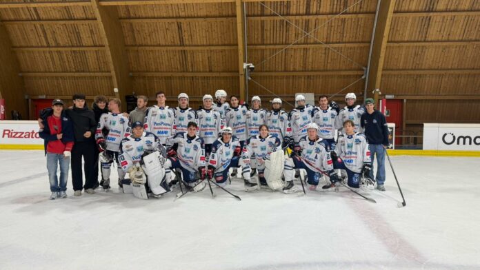 Padova Waves, giocatori e staff sul ghiaccio nella foto della squadra 2026-27