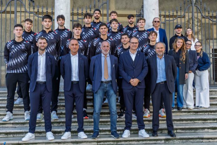 Pallavolo Padova con squadra e staff sui gradini della Gran Guardia