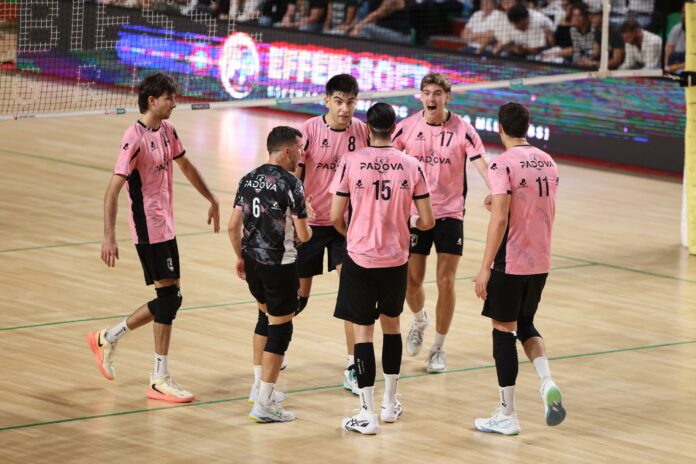 Pallavolo Padova, i giocatori in maglia rosa riuniti in campo durante il Trofeo Astori