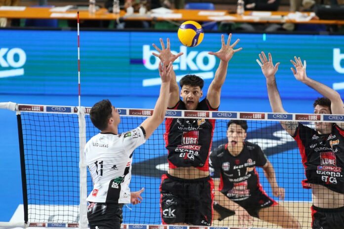 Leo Lukas della Pallavolo Padova in attacco contro il muro della Lube Civitanova