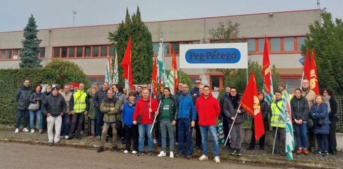 Peg Perego: presidio dei lavoratori davanti allo stabilimento di San Donà, foto di marzo