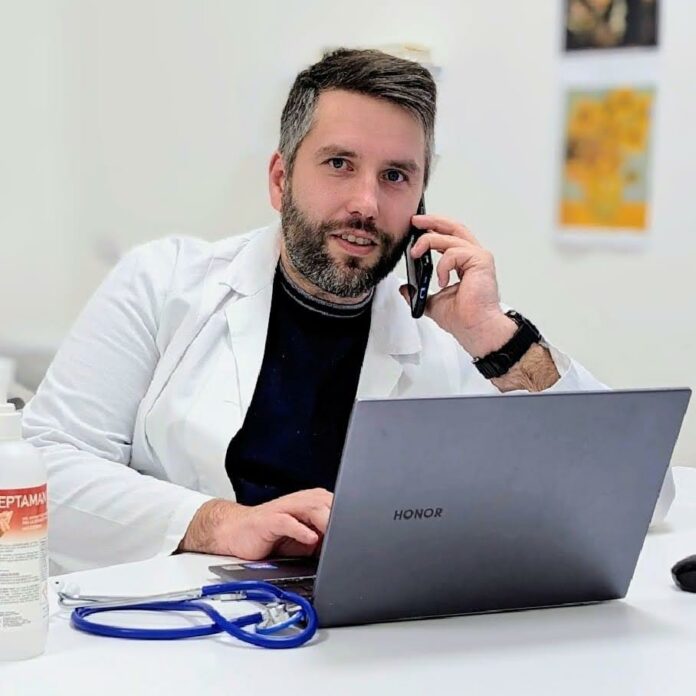 Enrico Peterle, segretario di Fimmg Veneto, al telefono nel suo studio