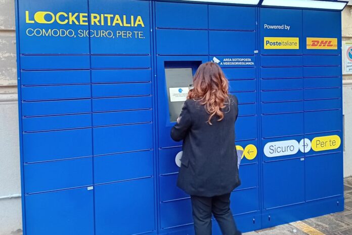 Una cliente utilizza i locker di Poste per il ritiro dei pacchi
